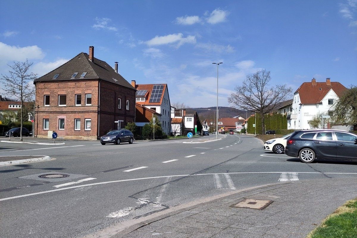 Das Foto zeigt die aktuelle Situation am Konrad-Adenauer-Ring/Alleestraße in Bad Driburg. Platz für einen sicheren Radweg ist genug da. (Rechte: GRÜNE Bad Driburg)