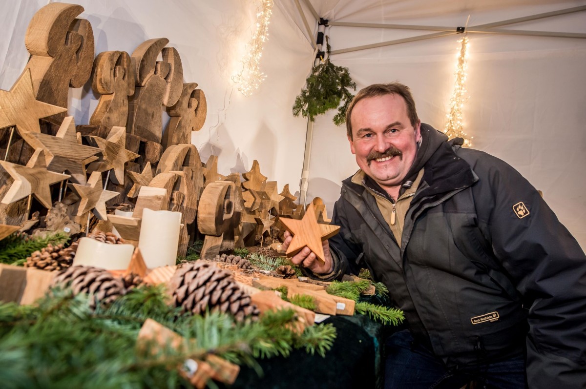 Foto 2: Bildhauer Andreas Hillebrand aus Paderborn bietet auch in diesem Jahr seine wunderschönen Holz- und steinbildhauerischen Arbeiten auf dem Adventsmarkt an.