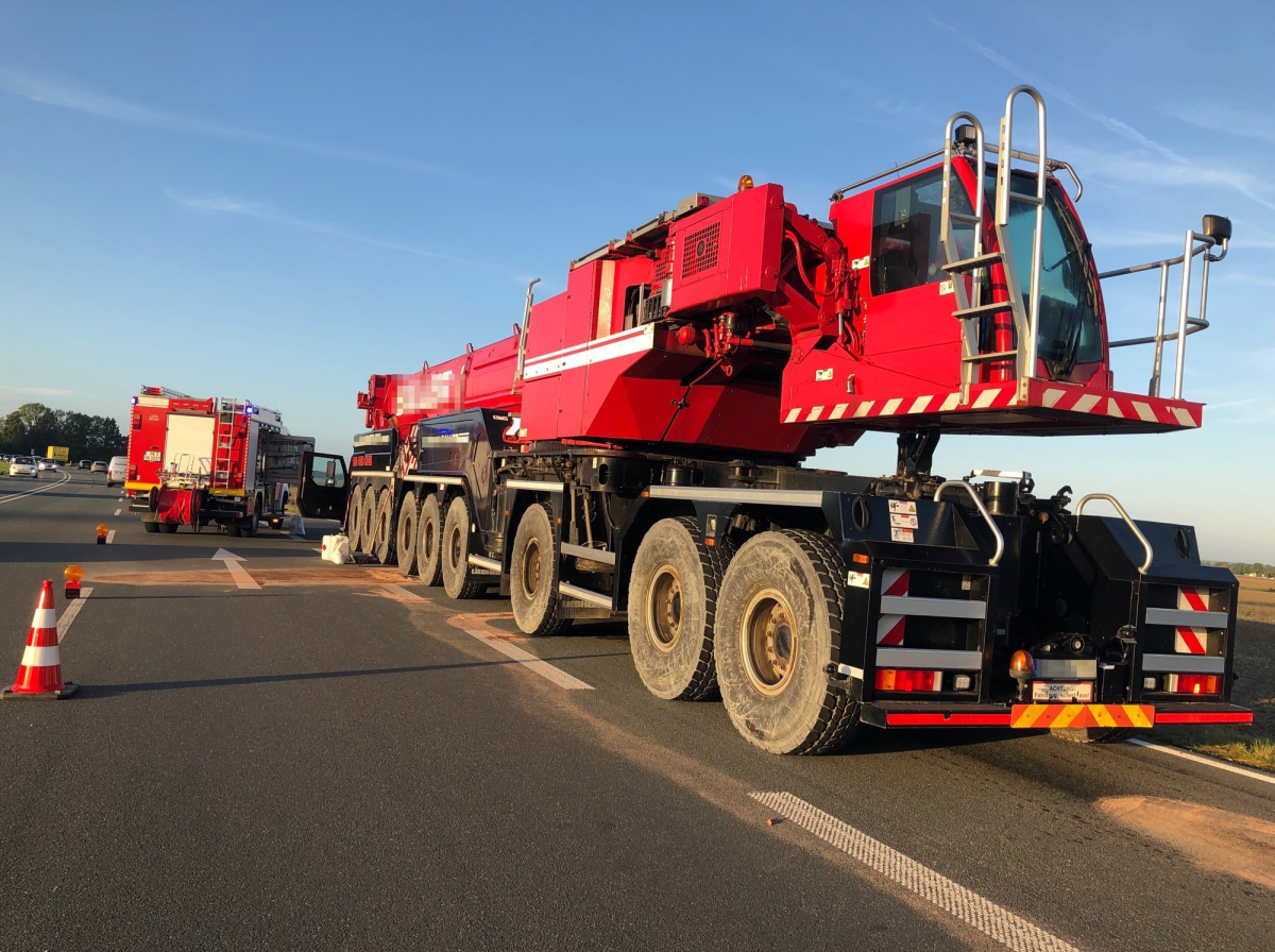 Bildunterschrift: Der defekte Schwerlastkran blockiert die rechte Fahrspur der L776 in Richtung Büren.