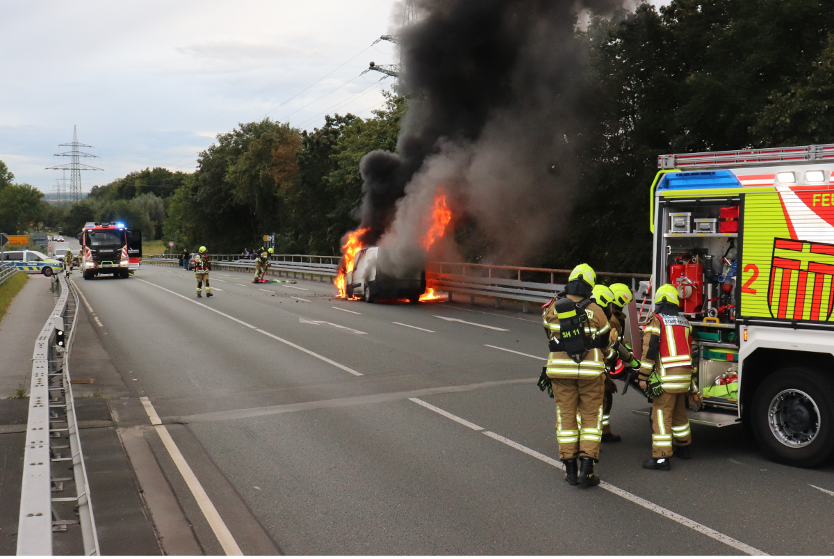 POL-PB: Kleintransporter brennt auf Diebesweg Paderborn-Marienloh (ots)