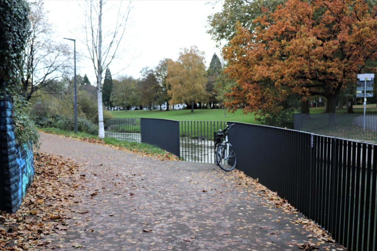 POL-PB: Vorsicht rutschiges Laub! - Radfahrerin verletzt Paderborn (ots)