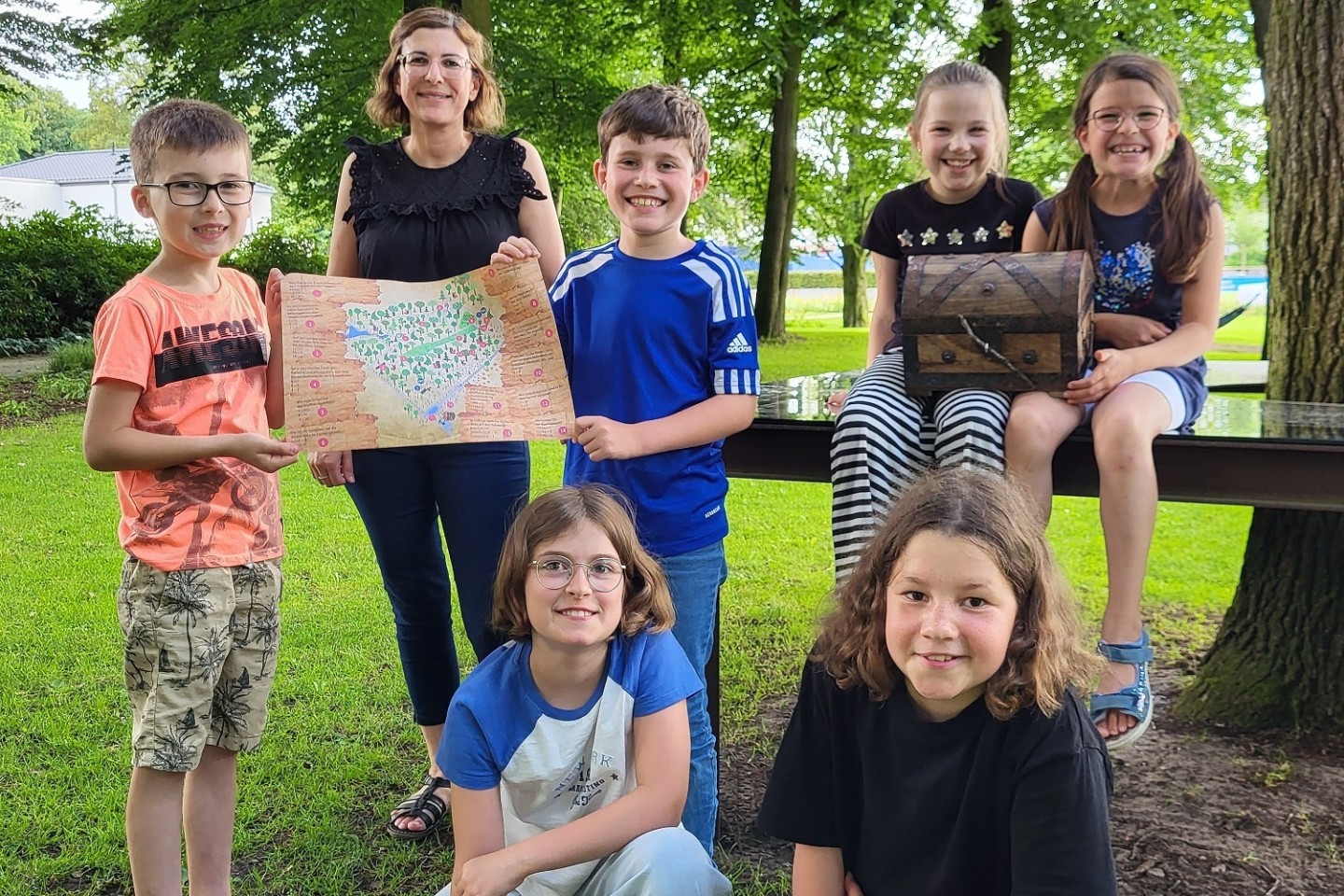 Große Vorfreude: Finn und Lasse (mit Karte), Pauline und Zooey (mit Schatztruhe) sowie Ophelia und Frida (vorne) können es kaum erwarten, die Rätsel der Schatzsuche in der Gartenschau Bad Lippspringe 