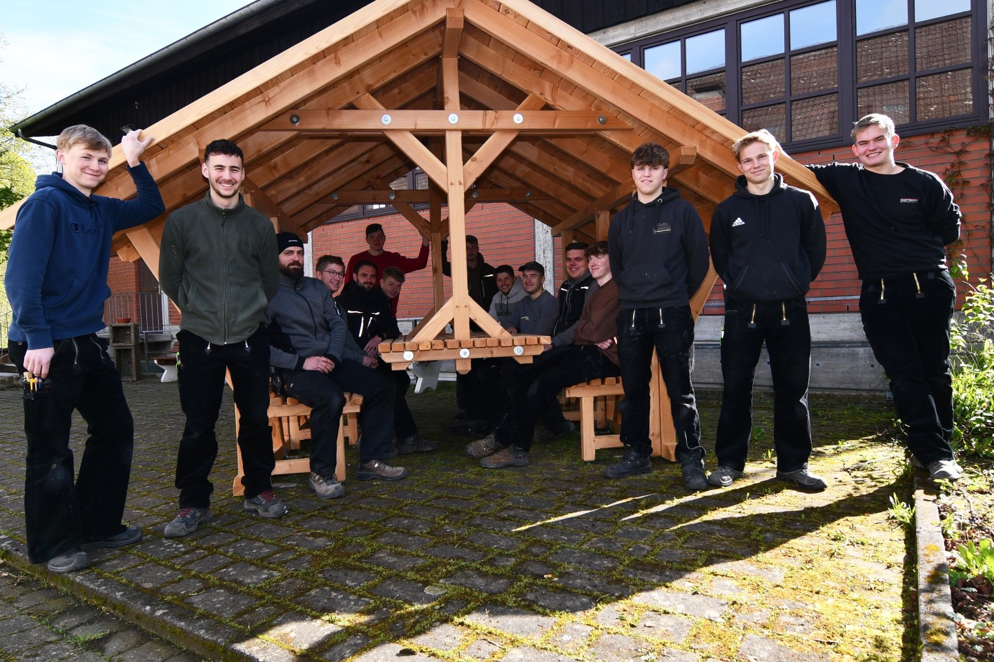 Exklusiver Pavillon schmückt Ausbildungszentrum: Handgefertigtes Unikat wirbt für Holzberufe mit Zukunft 