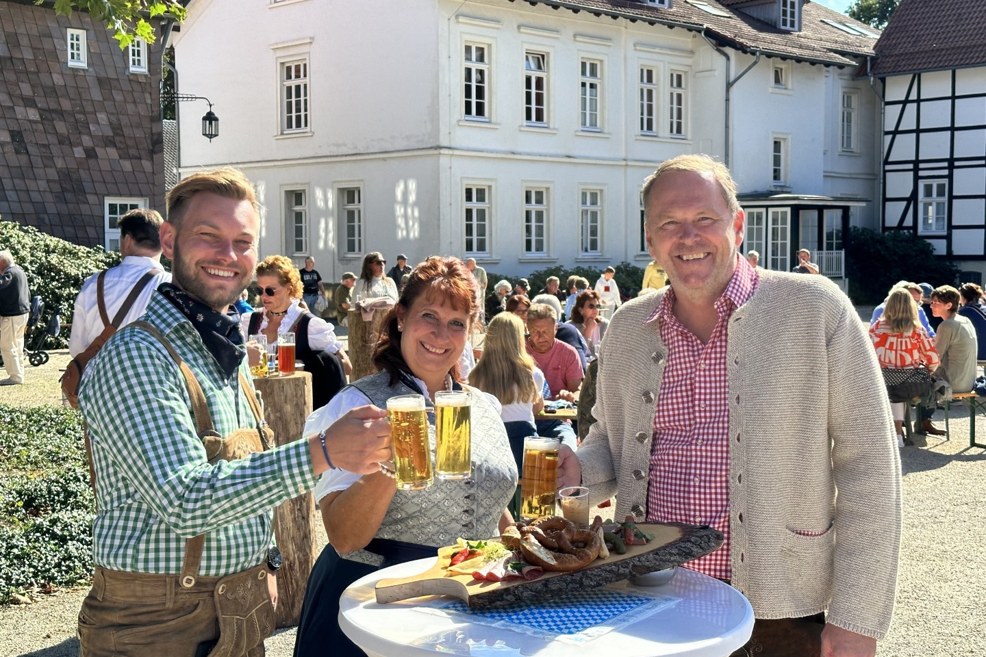 BUZ: Freuen sich auch in 2024 auf einen gelungenen Tag: (v.l.) Food- and Beverages-Manager Konstantin Hoffmann, Suzan Ochmann (Vertrieb Bad Driburger Naturparkquellen) und Geschäftsführer des Gräflich