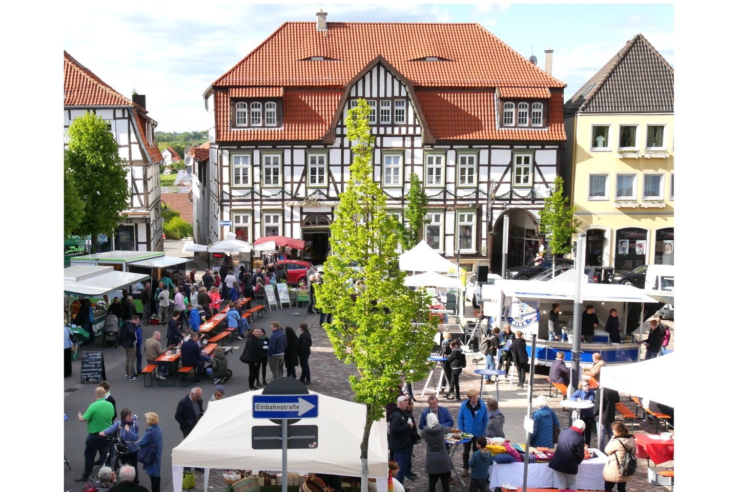 Bildunterzeilen:  Bild Neustadtmarktplatz: Nachhaltig einkaufen, gut essen, Zeit mit Freunden verbringen: Die Feierabendmärkte in Warburg kommen an.  Der nächste Markt in diesem Jahr findet am 26. Jun