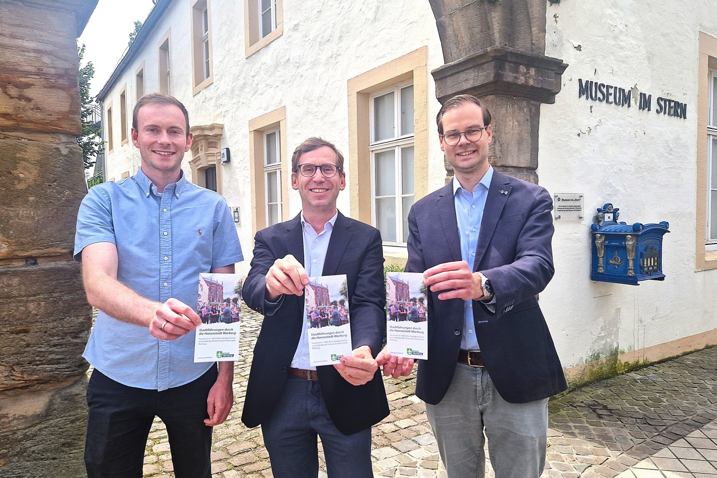 Warburgs Touristiker Lucas Lambracht (von links), Bürgermeister Tobias Scherf und Museumsleiter Dr. Alexander Schwerdtfeger-Klaus  laden zu der 1,5-stündigen Zeitreise durch die Geschichte der Hansest