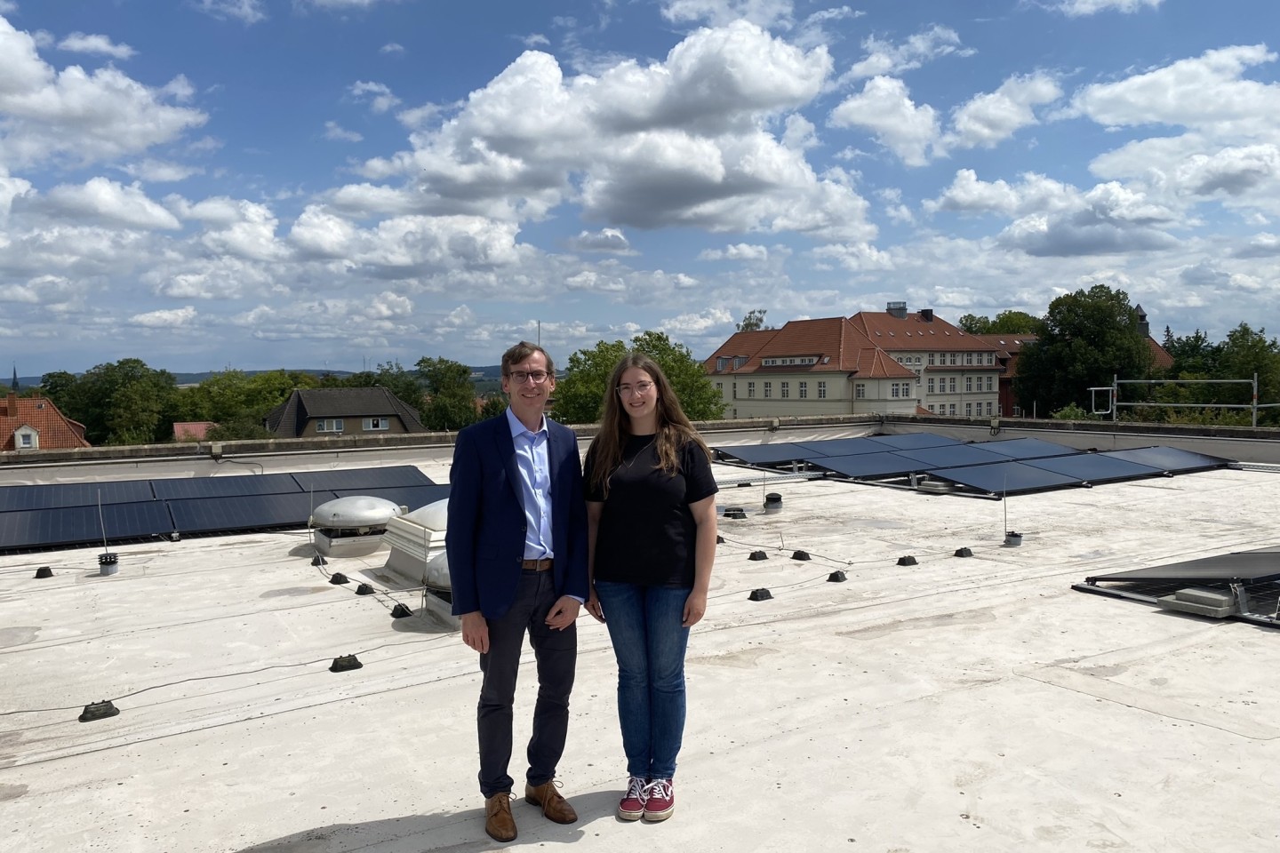 Bildunterzeile: Solarenergie für die Sekundarschule: Bürgermeister Tobias Scherf und die Klimaschutzbeauftragte Stefanie Hüser freuen sich, dass der Schulbetrieb der Sekundarschule künftig von einer 6