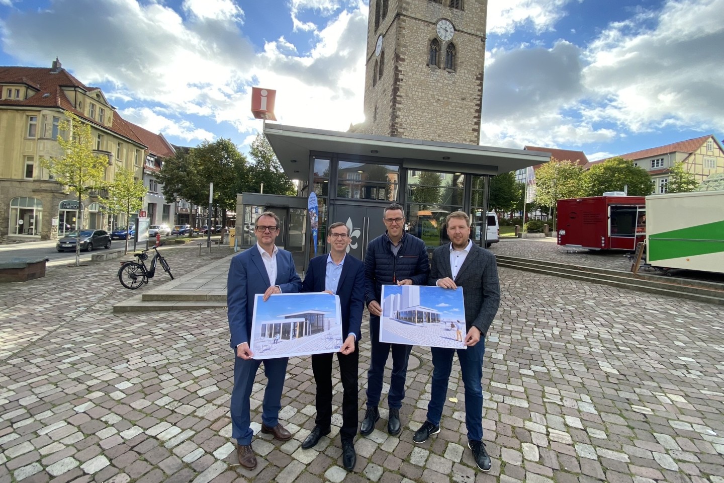 Foto 1:  Der Geschäftsführer der Stadtwerke Warburg GmbH Leander Sasse, Bürgermeister Tobias Scherf, der erste Beigeordnete Andreas Niggemeyer und Wirtschaftsförderer Sören Spönlein vor dem Gebäude au