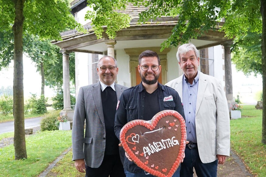 Pfarrer Monsignore Andreas Kurte (links) Bürgermeister Hermann Temme (rechts) laden zum 267. Annentag nach Brakel ein. Marktmeister Benedikt Gönnewicht freut sich auf viele Gäste in der Nethestadt Fot