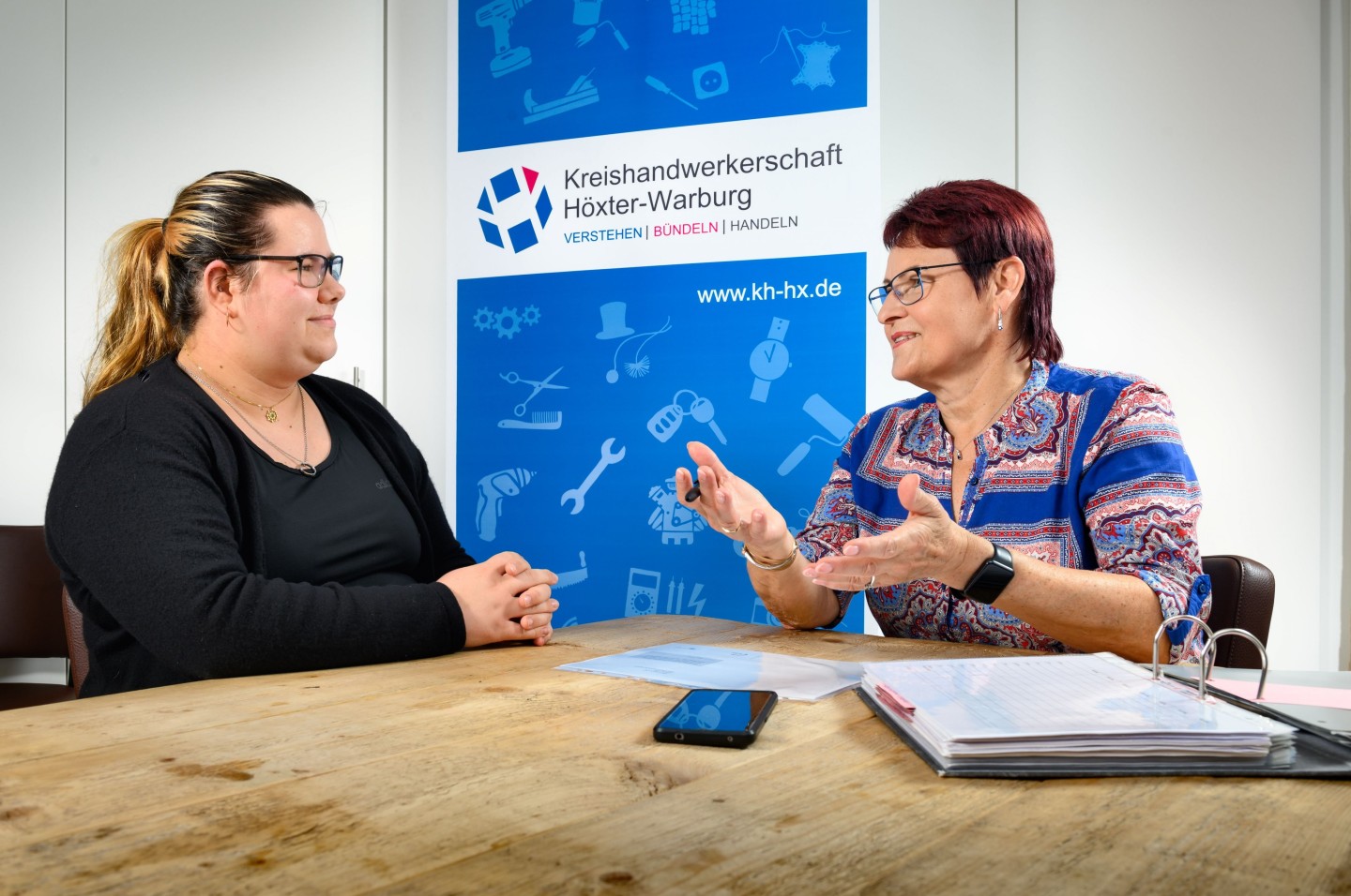 Ausbildungswege-NRW-Koechin-04.jpg: Nicole Wittmann im Gespräch mit Coachin Sabine Dietrich. Beim Programm “Ausbildungswege NRW” soll durch ein flächendeckendes bedarfsorientiertes Coaching gemeinsam 