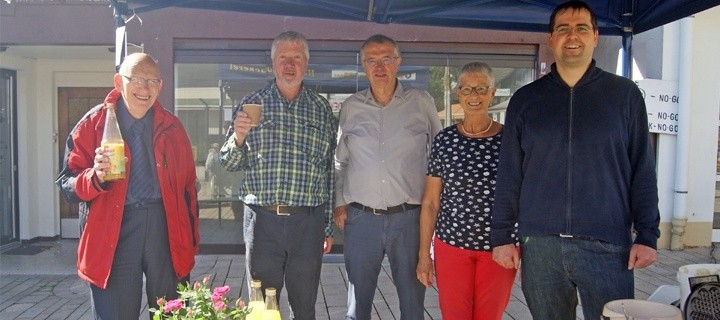 Eine Weltladen Helfer beim Waffelverkauf / Gruppe 5 Personen Weltladen Bad Driburg Hubert Meiners 