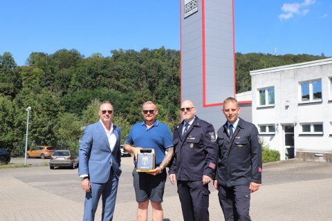 Krebs & Riedel aus Bad Karlshafen spendet Defibrillator