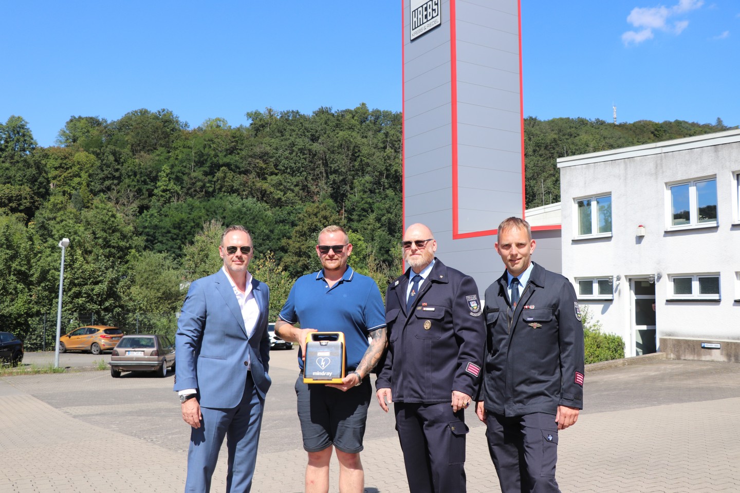 Auf dem Bild von links nach rechts: Dipl.-Vw. Florian Riedel (Geschäftsführung Krebs & Riedel), Philipp Seela (1. Vorsitzender der Helmarshäuser Vereinsgemeinschaft), Michael Krause (Kassenwart FFW