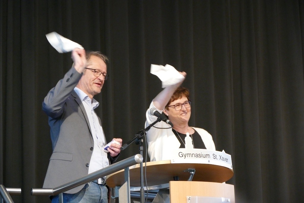  Abitur2: Die Jahrgangsstufenleiter Manuela Hauck-Sievers und Dr. Stephan Blazy machten symbolisch "winke, winke".