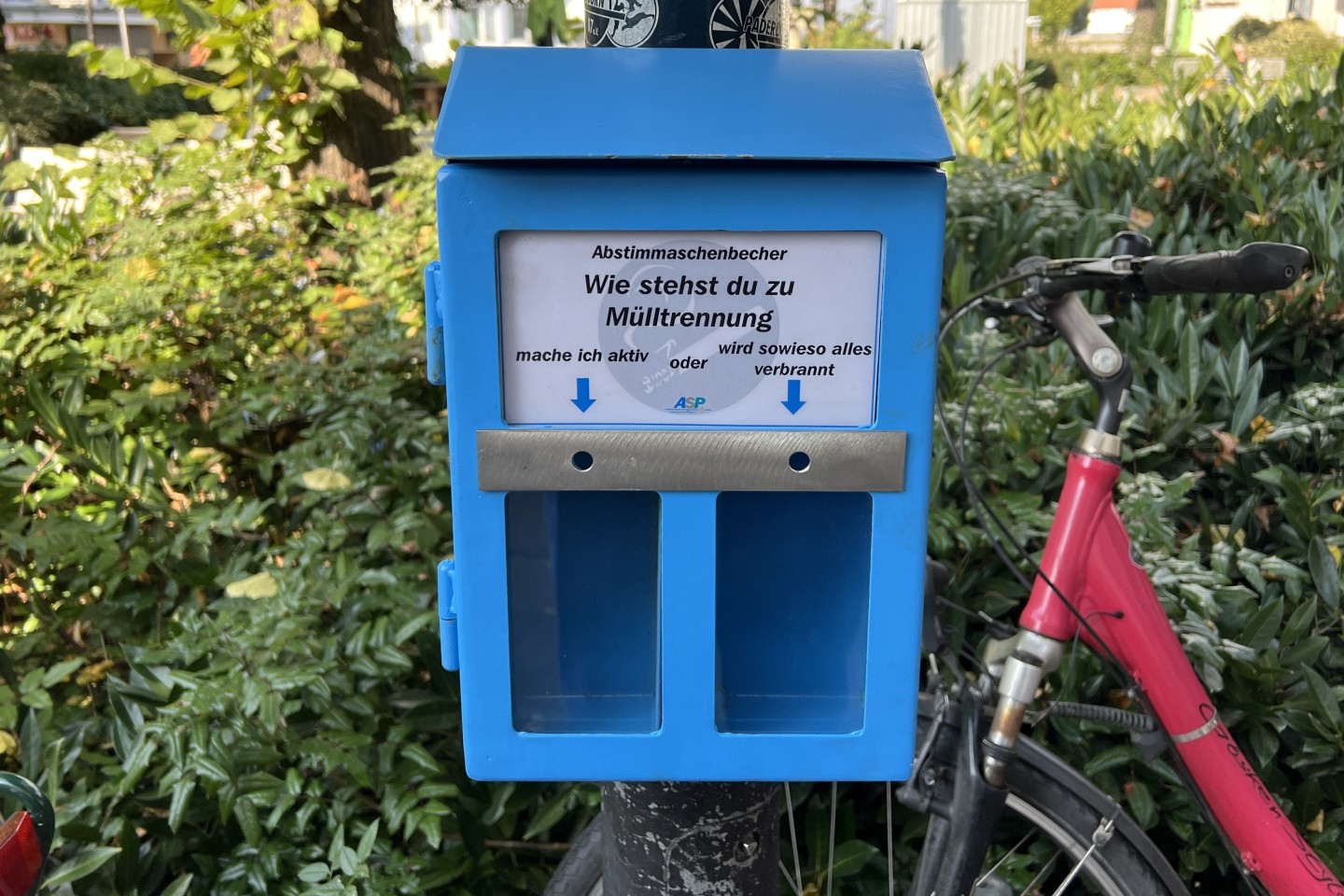 Einer der speziellen Aschenbecher hängt in der Westernstraße Höhe Marienplatz.© ASP