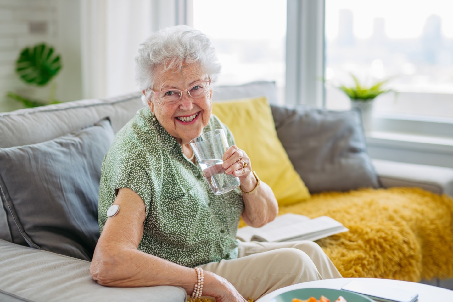 BU2: Regelmäßiges Trinken über den gesamten Tag ist insbesondere für Diabeteserkrankte bei hohen Temperaturen wichtig, um den Blutzuckerspiegel im Gleichgewicht zu halten. Foto: AOK/colourbox/hfr.