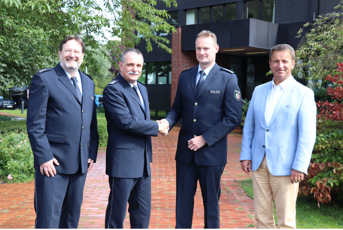 Bildunterschrift: Staffelstabübergabe v.l.: Polizeidirektor Christian Brenski, Erster Polizeihauptkommissar Hubertus Albers, Erster Polizeihauptkommissar Sebastian Müller, Landrat Michael Stickeln