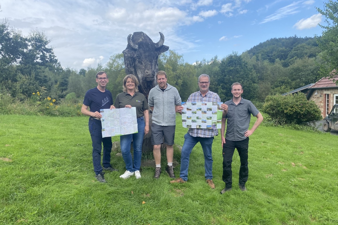 Bildunterzeilen: Bild 1: Haben sich zur gemeinsamen Wanderung auf dem GPS-Pfad am Hammerhof getroffen: (V.l.) Bürgermeister Tobias Scherf, Geschäftsführerin des Naturparks Dörte Pieper, Wirtschaftsför