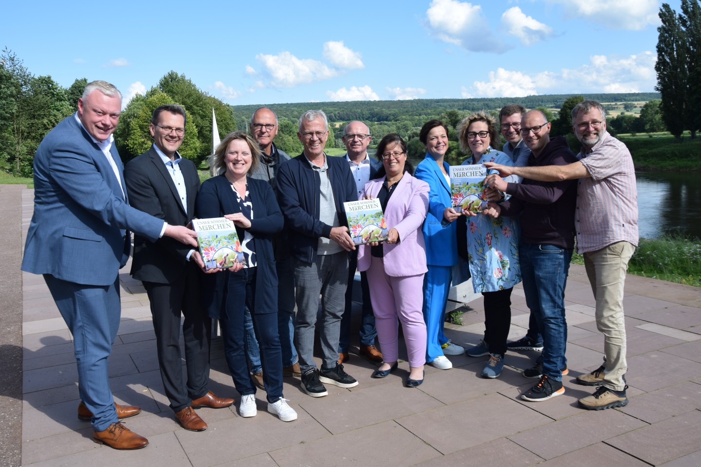 Geschrieben und zusammengetragen wurde das Buch vom Redaktionsteam bestehend aus Sabine Robrecht, Thomas Kube, Iris Spieker-Siebrecht, Manuela Puls, Thorsten Stickel und Bernd Schackers. Es kostet 20