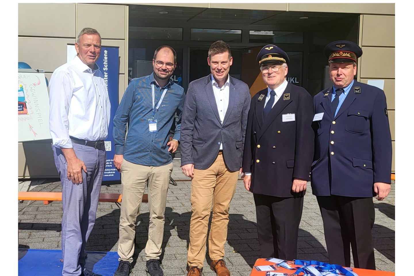 Foto v.l.: Der Landtagsabgeordnete Matthias Goeken, der Geschäftsführer von UKL Christian Lübeck, der Beigeordnete der Stadt Bad Driburg Michael Scholle und die Bad Driburger Eisenbahnfreunde e.V. mit