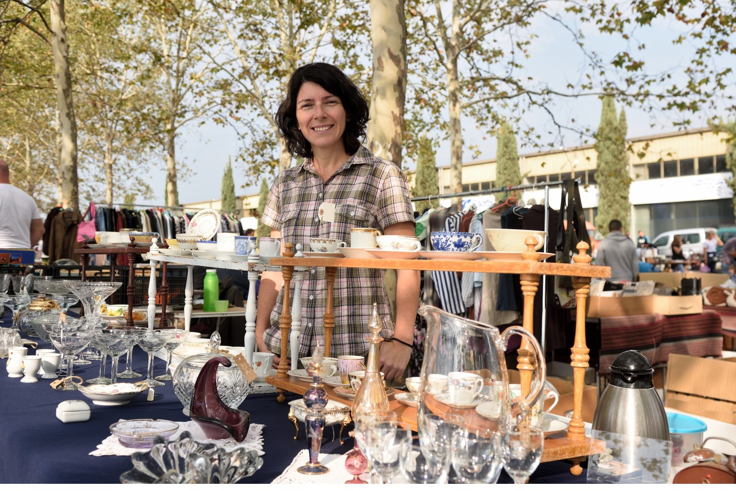 Bildzeile: Für Trödel-Liebhaber: Manchen Schatz gibt es beim ersten Blumenhallen-Flohmarkt in Höxter am 13. Oktober zu entdecken. Foto: iStock/curtoicurto