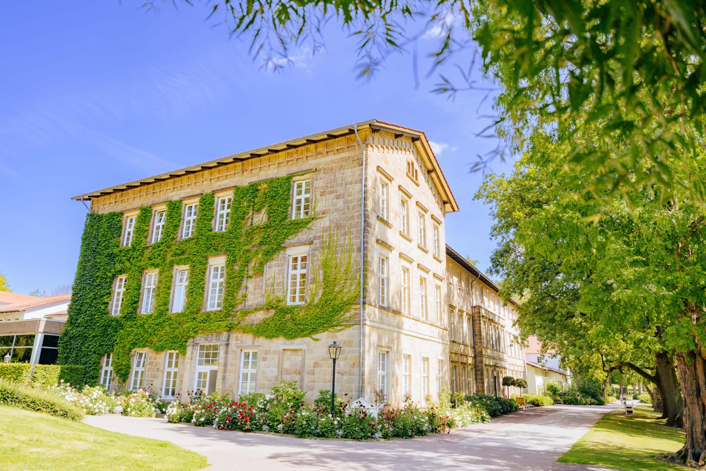 BUZ: In 2023 eröffnet, bietet das Gräfliche MVZ im historischen Stahlbadehaus im Gräflichen Park die Fachrichtungen Psychosomatik sowie Physikalische und Rehabilitative Medizin.