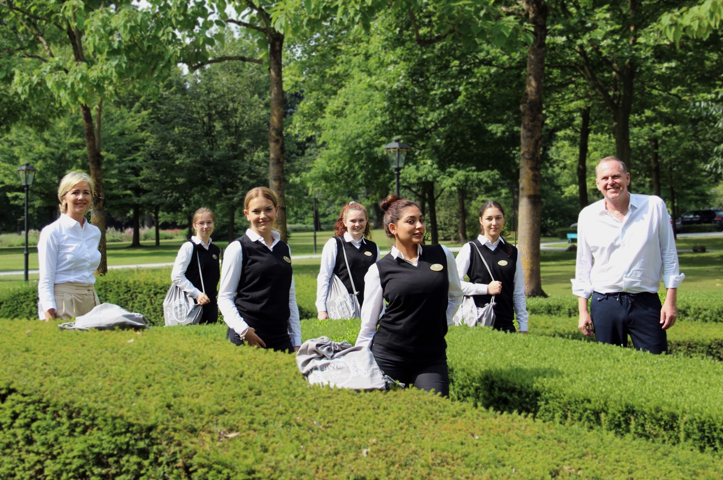 Der Gräfliche Park startet ins neue Ausbildungsjahr (v.l.n.r.): Andrea Schäfers (Betreuung Azubis), Eileen Meral (REVA), Sarah Defne Bas (HOFA), Cora Weißenborn (HOFA), Eva Khalil (REVA), Megija Marge