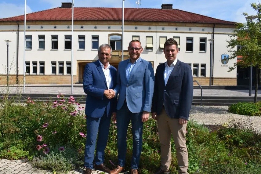 Von links: Bürgermeister Burkhard Deppe, Florian Greger und Michael Scholle (1. Beigeordneter) vor dem Rathaus.