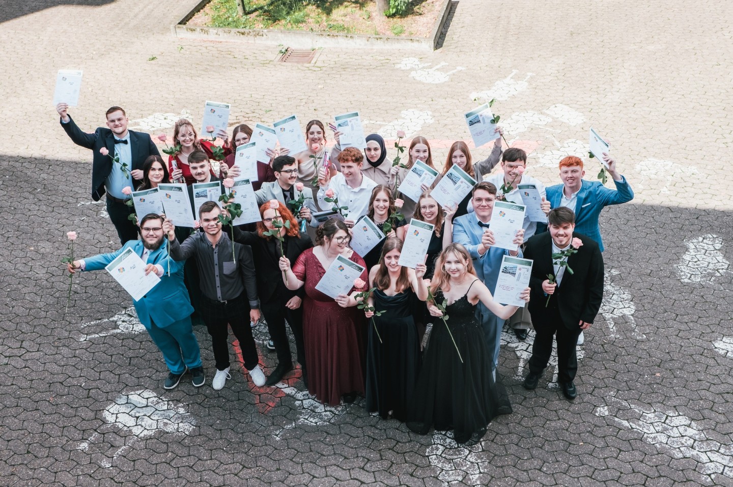 Fotounterschriften (Foto GEBD) Gruppenfoto: 23 Abiturienten haben die Gesamtschule Bad Driburg verlassen.