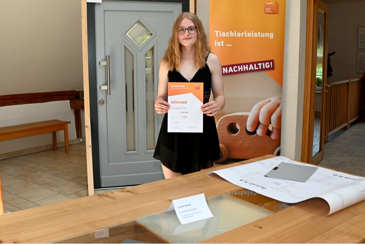 Bildunterzeile: Gute-Form-1-Platz-Hamel-Leonie.jpg: 1. Platz: Leonie Hamel aus Warburg-Ossendorf - Esstisch aus Eiche mit zwei untergebauten Schaukästen und einer Glasabdeckung; Ausbildungsbetrieb: FS Sievers, Willebadessen-