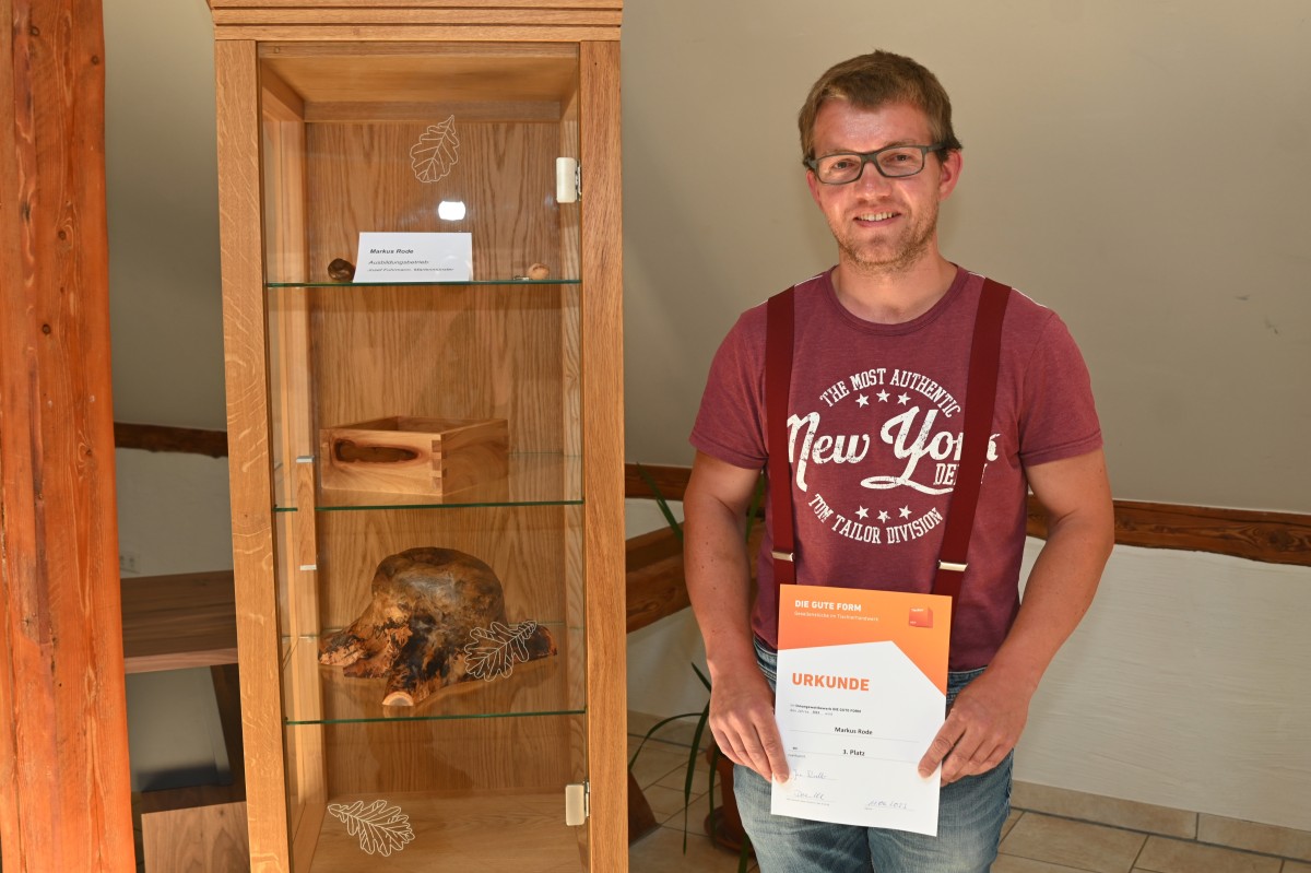 Gute-Form-3-Platz-Rode-Markus.jpg 3. Platz: Markus Rode aus Marienmünster-Großenbreden - Sammlervitrine aus drei verschiedenen Holzarten (Eiche, Kernesche und Rüster); Ausbildungsbetrieb Josef Fuhrmann, Löwendorf