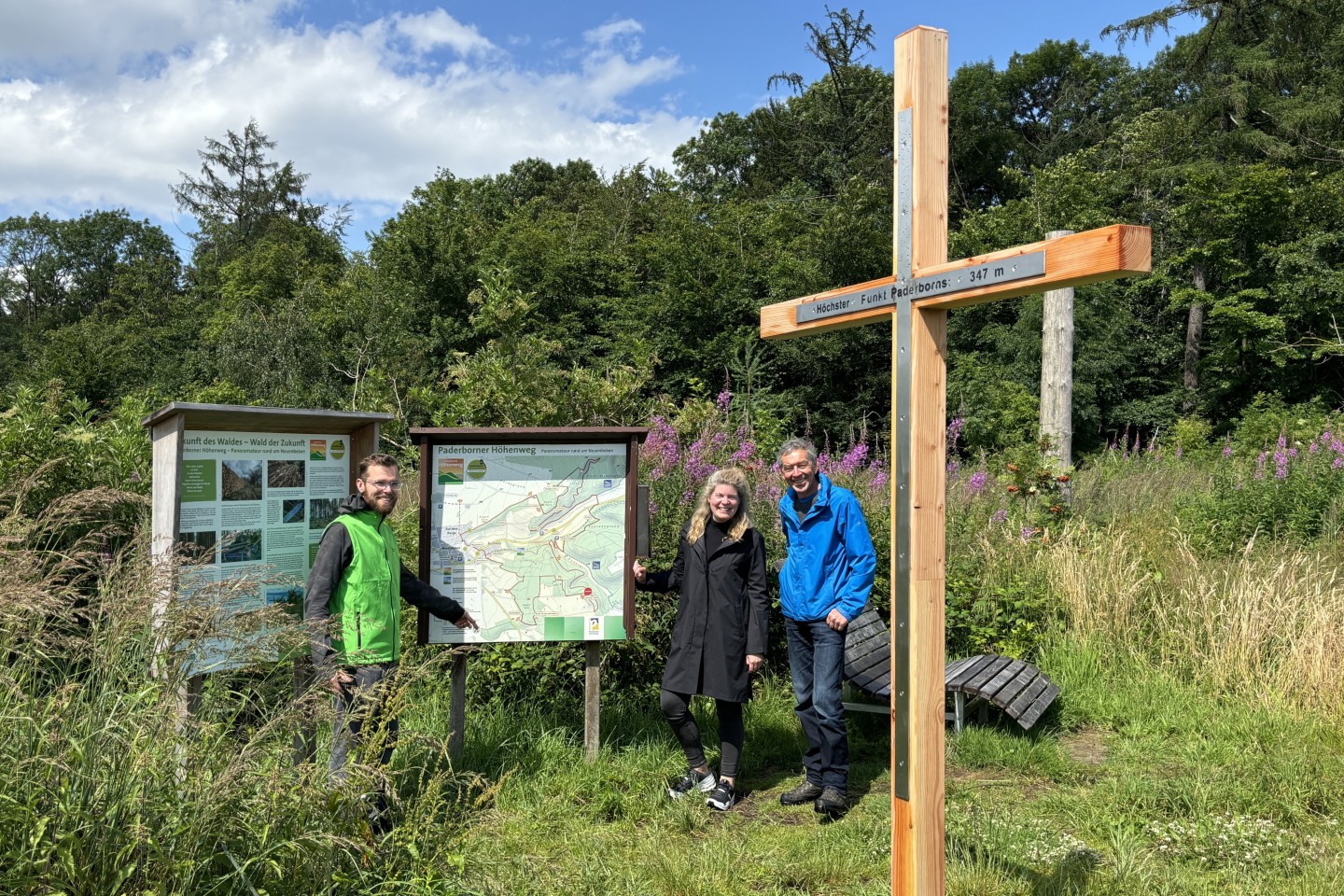 (v. l.) Holger Kölker (Naturpark Teutoburger Wald / Eggegebirge), Jessica Schütte (Leiterin des Amtes für Grünflächen und Umweltschutz der Stadt Paderborn) und Karl Heinz Schäfer (Geschäftsführer Verk