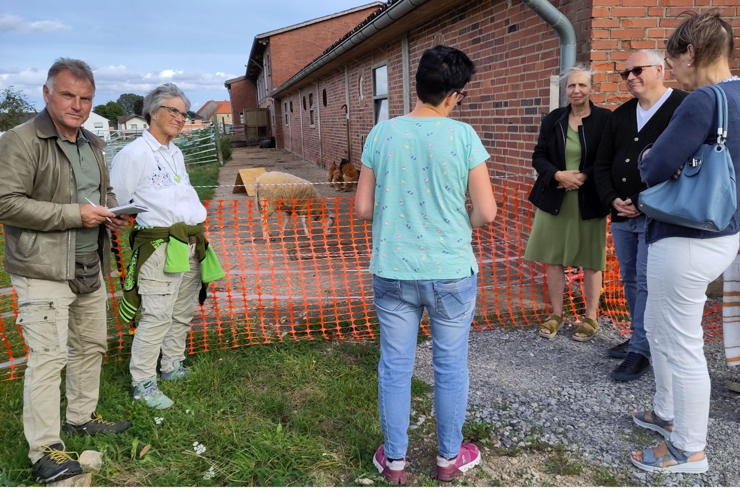 Das Foto zeigt die GRÜNEN Mitglieder des Kreistages im Gespräch mit Mitarbeitenden. Fotorechte: GRÜNE im Kreistag Höxter