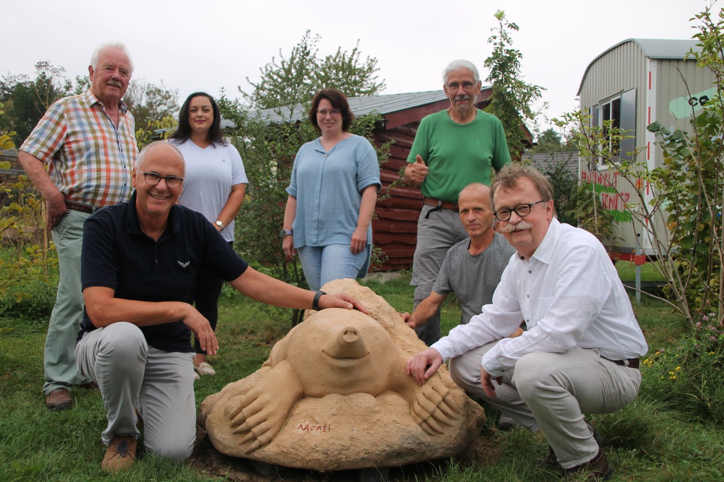 „Monti“ darf bleiben: Dieter Siebeck, (h.v.l.), Gizem Cevik (Huxarium Gartenpark), Ulrike Krekeler, Ralf Haffke (Naturgartenforum), sowie Thomas Schöning (v.v.l. Förderverein), Künstler Raphael Strauc