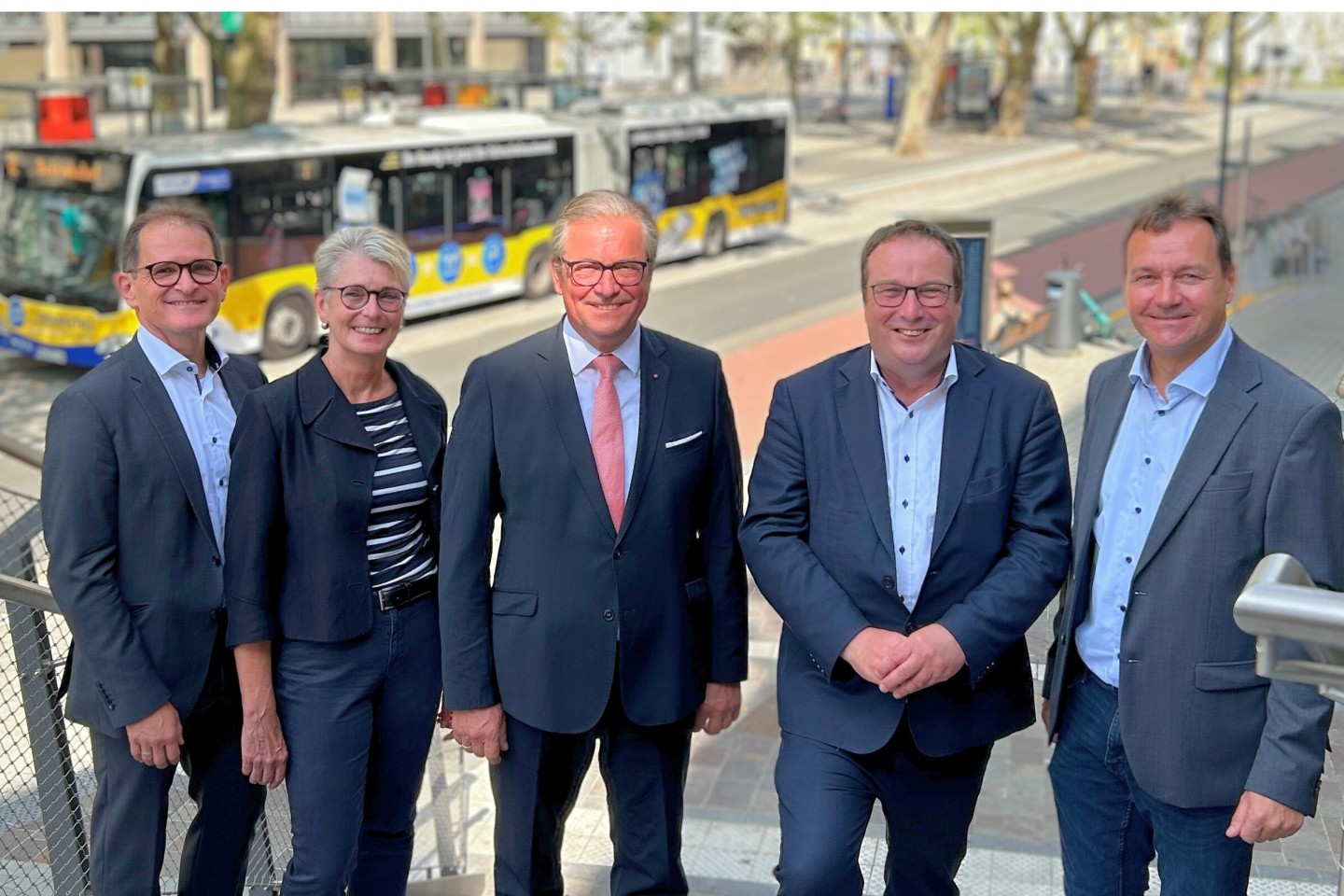 Andreas Frank, Geschäftsführer KVP, Claudia Warnecke, Technische Beigeordnete der Stadt Paderborn, Bürgermeister Michael Dreier, Minister Oliver Krischer und PaderSprinter-Geschäftsführer Oliver Eiken