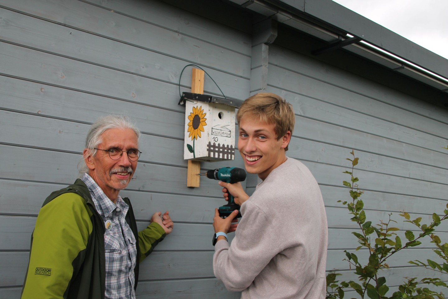 Foto: Bei der neuen Nachhaltigkeitsrallye im Höxteraner Archäologiepark geht es von Nistkasten zu Nistkasten: Ralf Haffke und Schüler Nevio Pietrzyk beim Anbringen kurz vor den Sommerferien. Foto: Hux