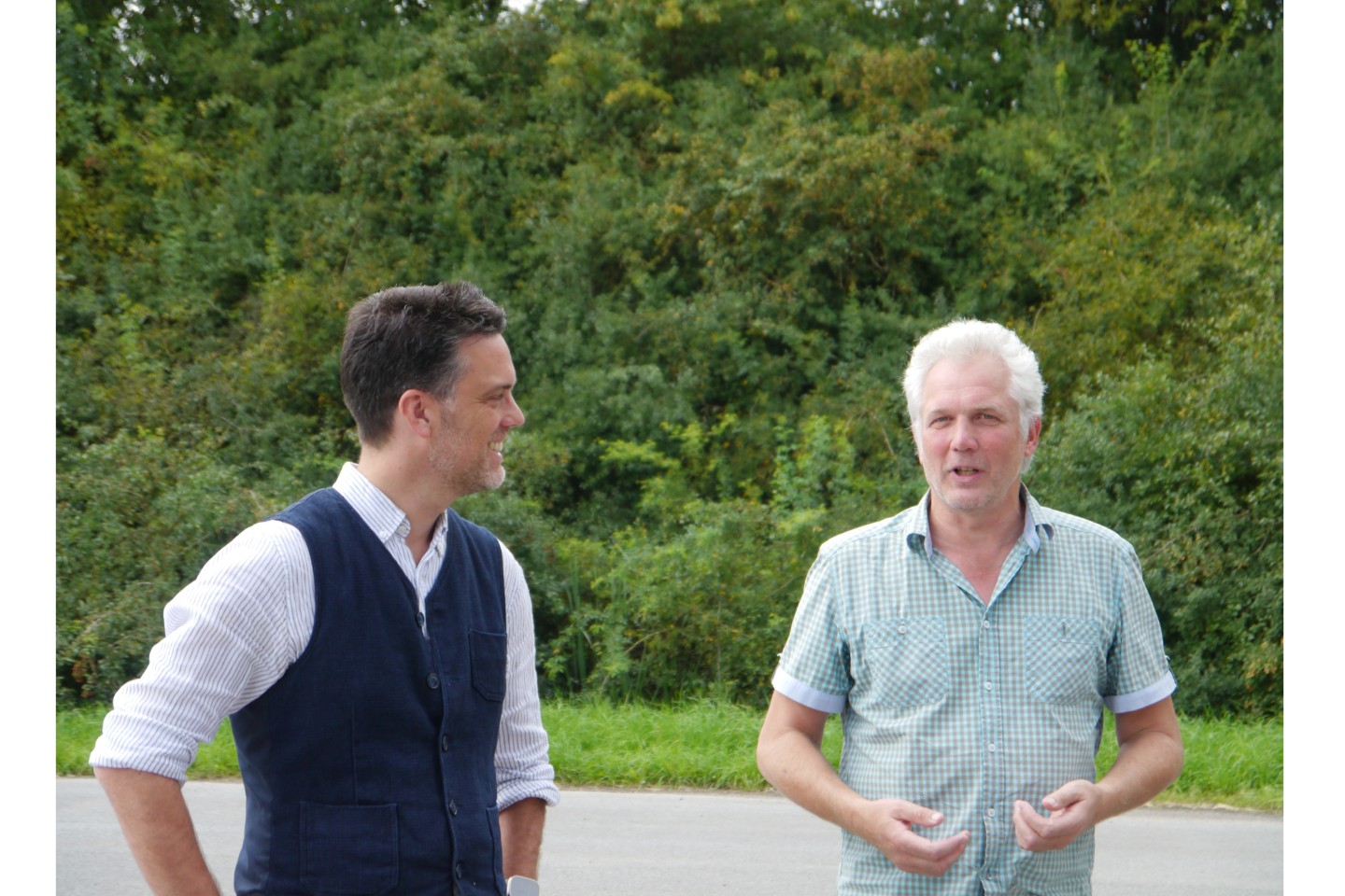 Foto: Bundestagsabgeordneter Robin Wagener (links) im Gespräch mit Klaus Engemann vom Biohof Engemann über die Fortschritte beim Aufbau des Bio-Wertschöpfungszentrum auf dem ehemaligen Kornhaus-Geländ