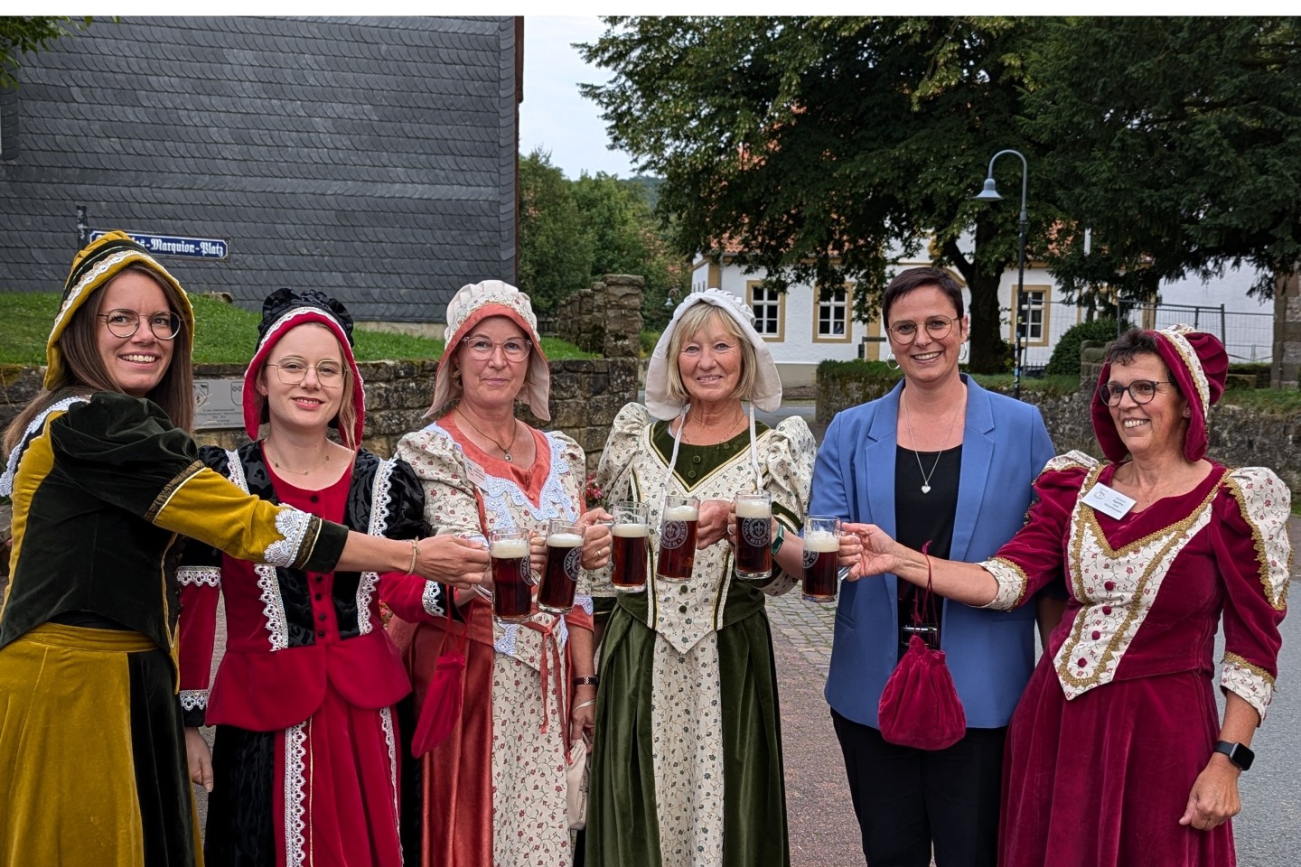 Bildunterschrift: Stoßen auf einen erfolgreichen Stiftsmarkt 2024 mit dem Warburger Urtyp Bier an. Von links Mareike Gutsche, Claudia Heitkamp, Astrid Wiederhold, Henrike Wollförster, die Schirmherrin