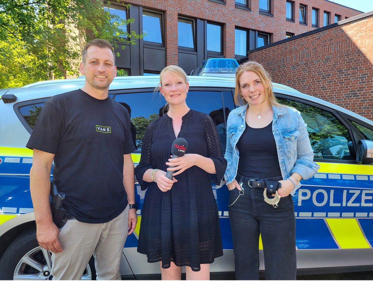Bildunterschrift: (Foto KPB Lippe, v. l.): Dirk Tiemann, Mara Wedertz und Nina Hebrok sprechen im Studio über die Arbeit bei der lippischen Kriminalpolizei.