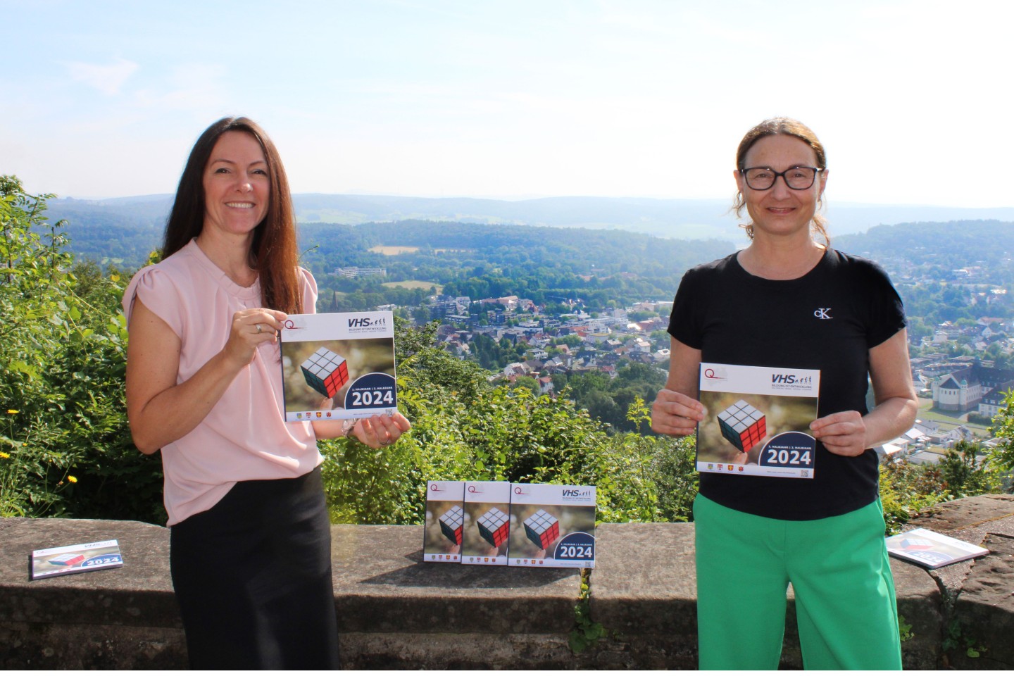 (Foto:) Programm mit Weitblick: Janine Brigant-Loke (Leitung, links) und Dimitra Vovoli (stellv. Leitung) freuen sich auf Anmeldungen zu den Herbstkursen der VHS.