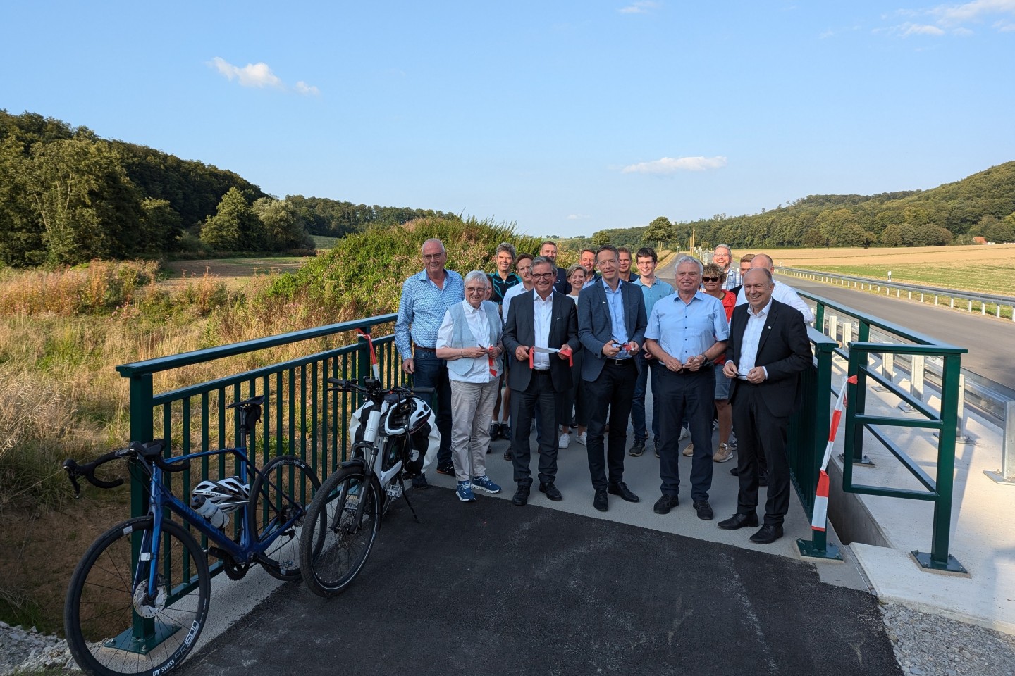 Große Freude bei allen Beteiligten: Das obligatorische Band schnitten Landrat Christoph Rüther, Bernhard Brand (Bezirksregierung Detmold), Altenbekens Bürgermeister Matthias Möllers, Paderborners Bürg