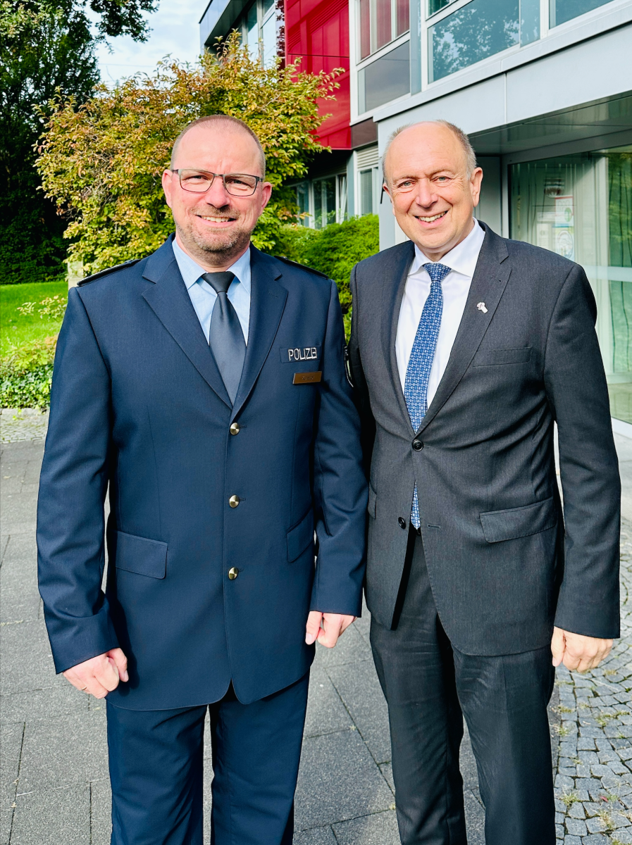 Bildunterschrift: Polizeihauptkommissar Hubertus Kuhaupt (links) und Behördenleiter, Landrat Christoph Rüther (rechts).