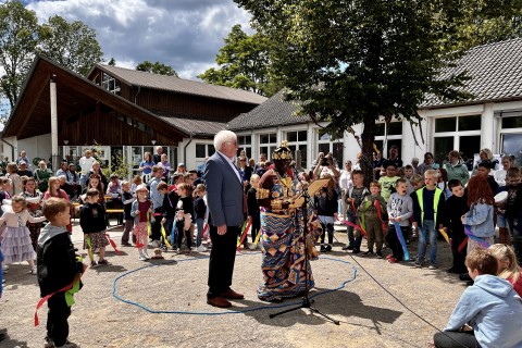 500 Besucher beim Schulfest zum 5-jährigen Jubiläum der privaten Grundschule St. Walburga