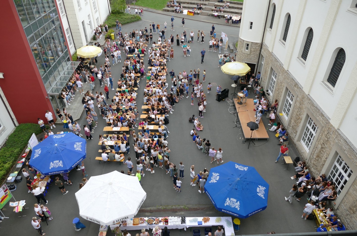 Schulfest3: Ein buntes Treiben herrschte im Innenhof und auf dem gesamten Gelände des Gymnasium St. Xaver.