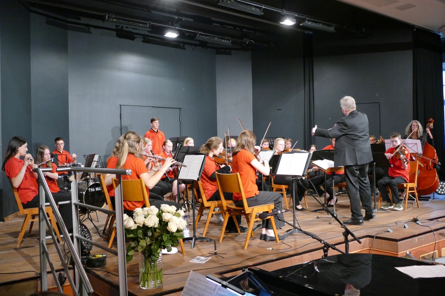 Bildunterschriften: Sommerkonzert: Das Schulorchester unter der Leitung von Hans-Martin Fröhling.