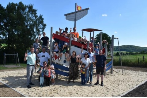 Stadt wertet Herster Spielplatz mit neuer Kletter-Rutschkombination auf