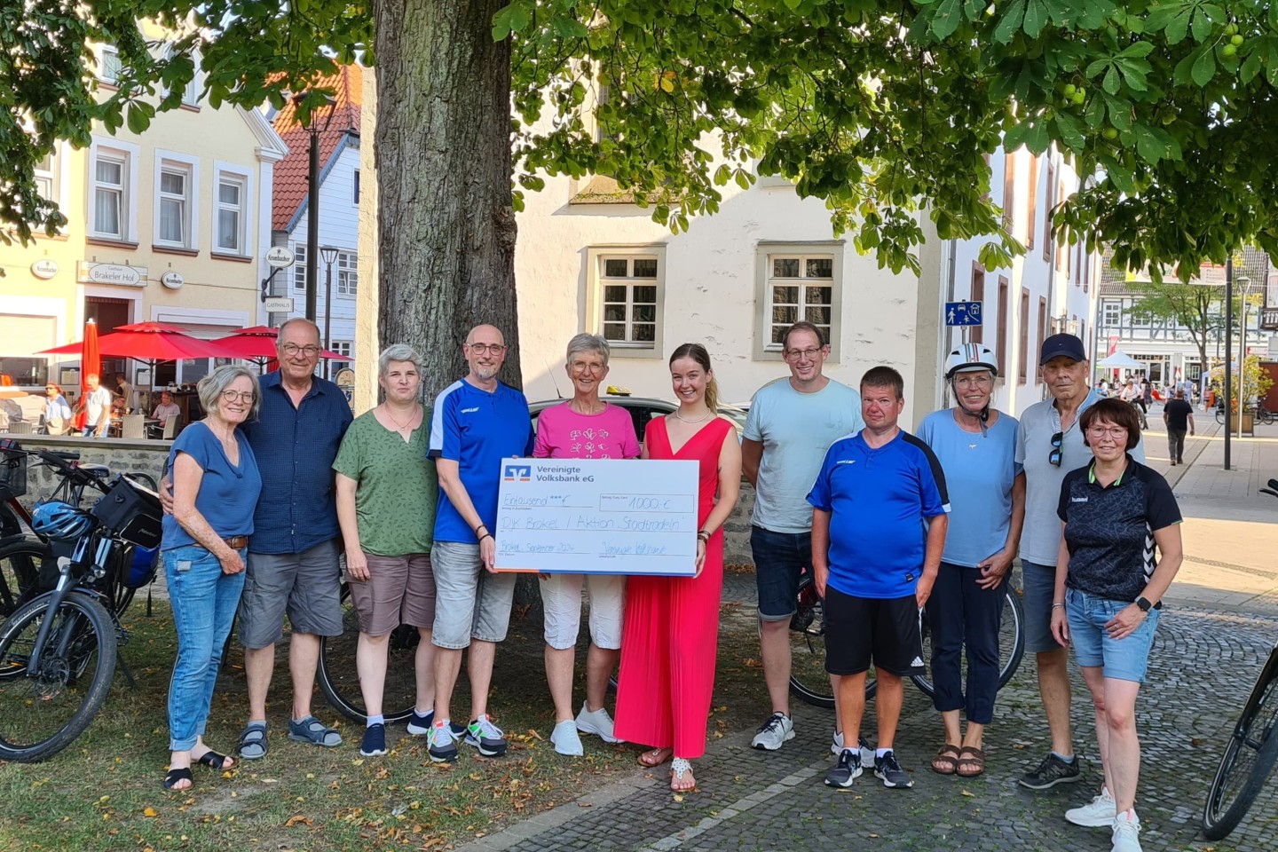 Bildunterschrift: Aus den Händen von Marleen Menne, Volksbank Brakel (Bildmitte), nimmt das Radelteam 2024 der DJK den Preis entgegen. Foto: Jonas Rauchmann