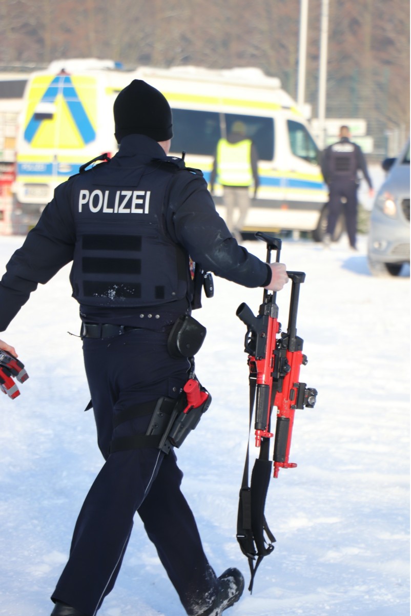 Bildunterschrift: Nach der Übung werden die rot markierten Übungswaffen eingesammelt.