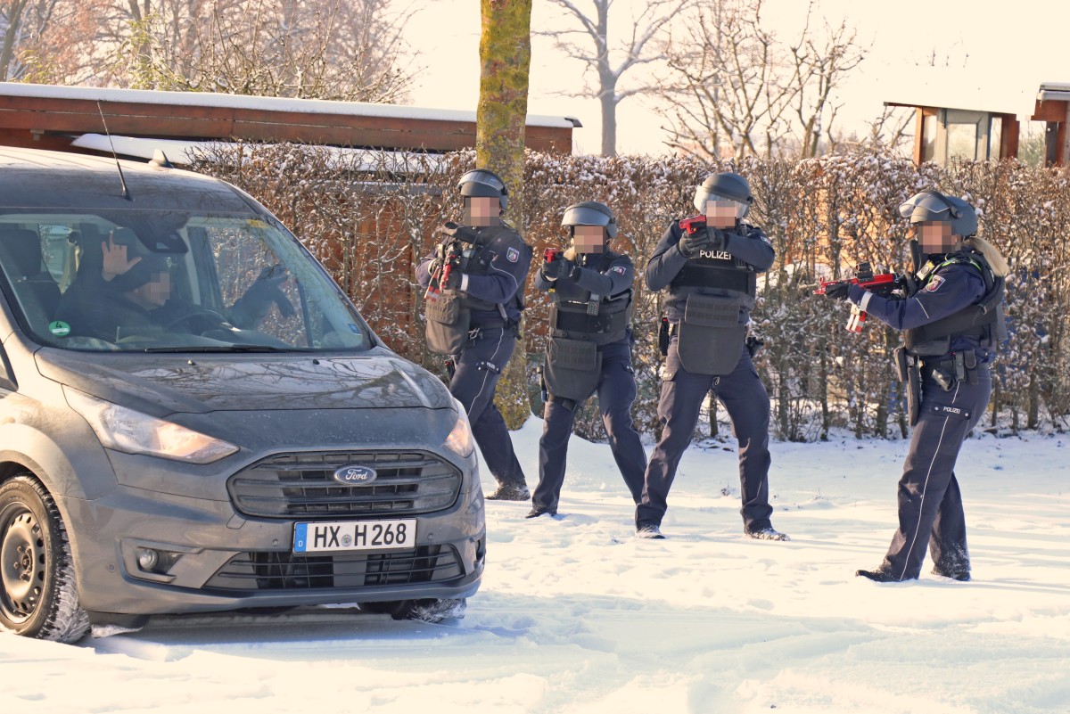 Bildunterschrift: Zugriff: Der bewaffnete Täter wird an seinem Fahrzeug überrascht.