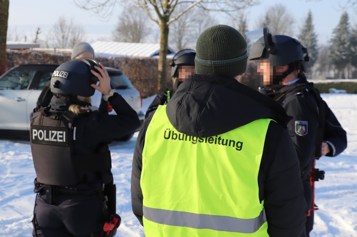 Bildunterschrift: Besprechung zum Übungsende mit den Einsatzkräften.